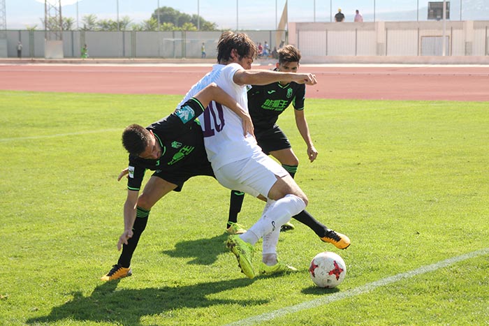 Una acción del encuentro entre Jumilla y Granada B (LA OPINIÓN DE MURCIA)