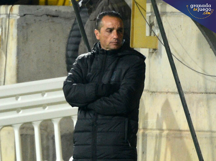 Oltra siguiendo el encuentro desde el banquillo (LOF)