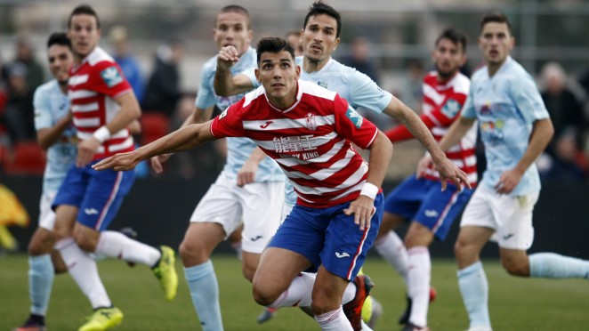 Un jugador del Granada B intenta rematar por alto (GRANADA CF)