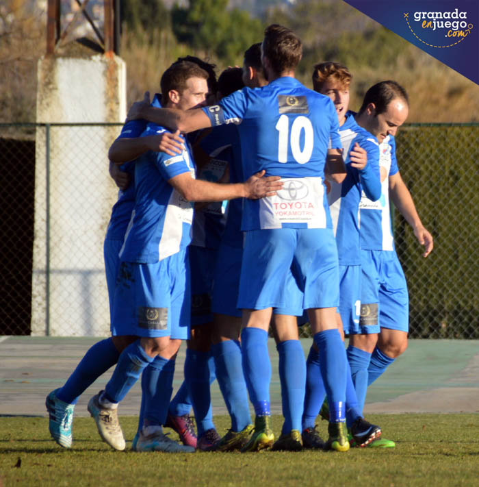 Los jugadores del Motril celebran uno de los goles (LÁZARO)