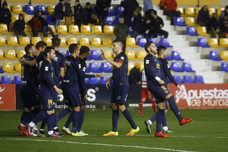 El UCAM Murcia celebra uno de los goles (LA OPINIÓN DE MURCIA)