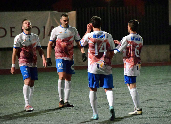 Los locales celebran uno de los goles de Antonio López (CASTILLO)