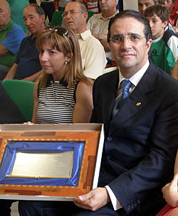 Miguel Prieto, hijo, con una placa de recuerdo Miguel Prieto, hijo, con una placa de recuerdo