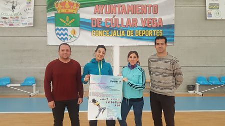 El Alcalde y el concejal de Deportes de Cullar Vega junto a las organizadoras