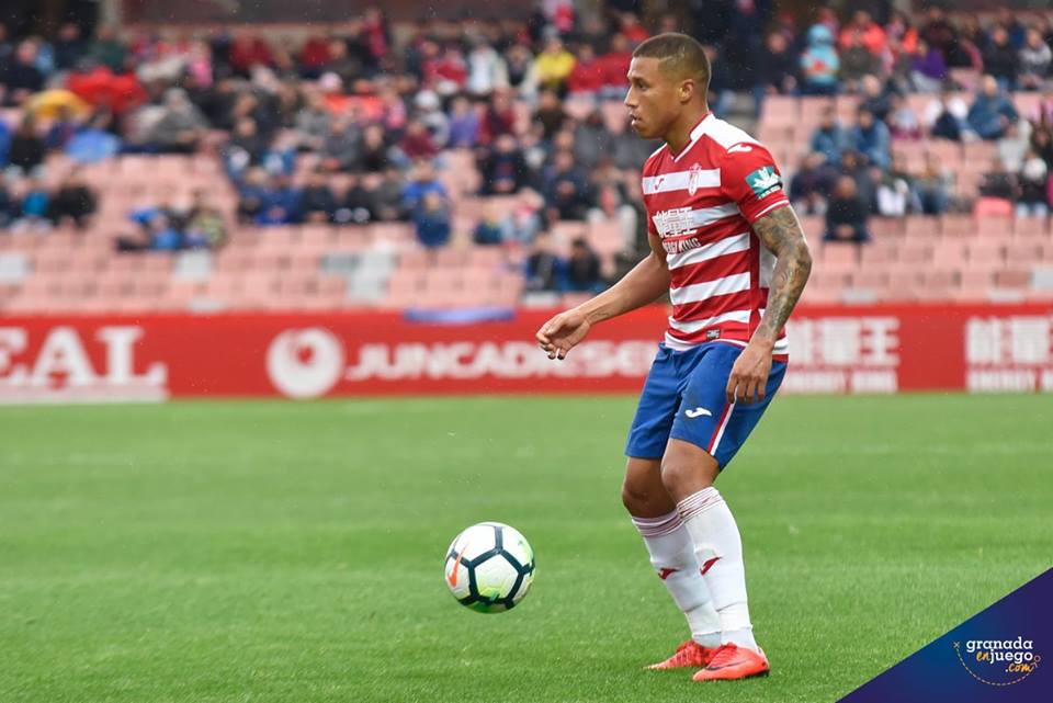 Machís recibe un balón durante el último partido de Liga (BALDOMERO)