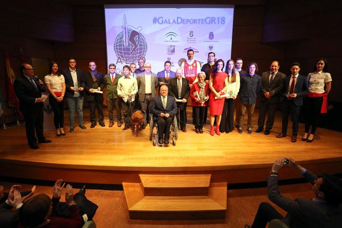 Foto de familia de los galardonados en la XXVII edición de la Gala del Deporte 