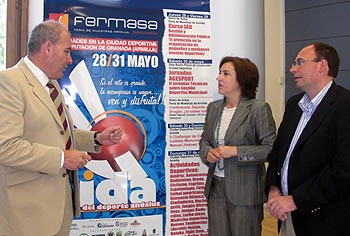 Sandra García (centro) y Pedro Jiménez (dcha.)