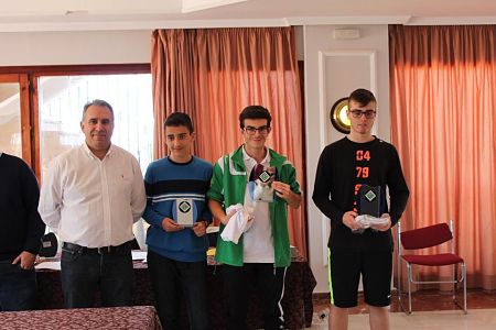 Ajedrecistas granadinos con sus trofeos