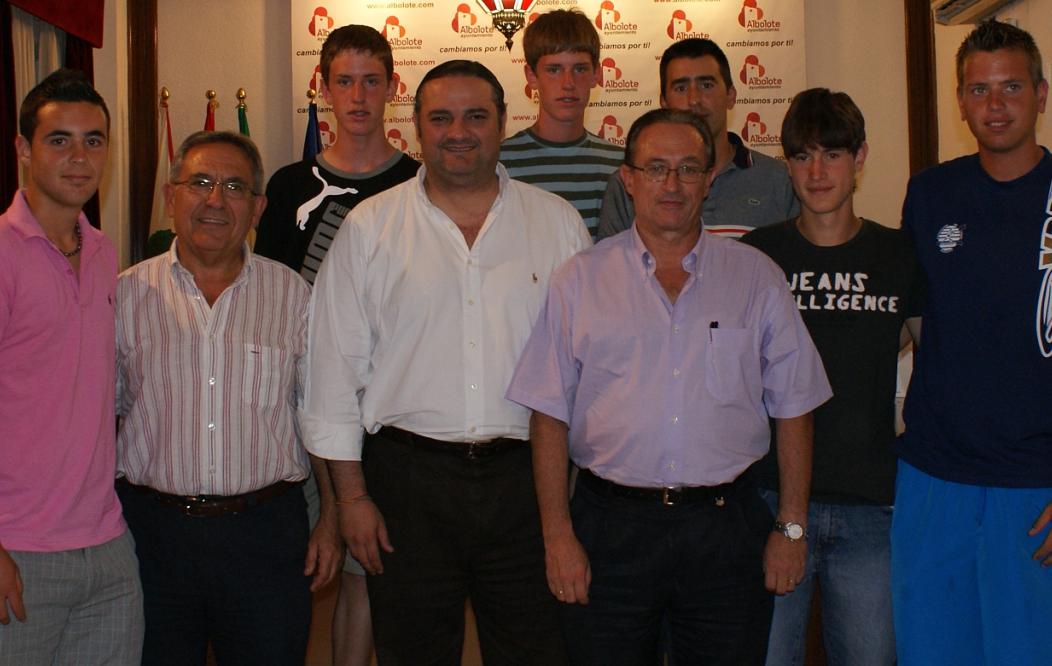 El Alcalde y Concejal de Deportes (centro), junto con los tenistas alboloteños