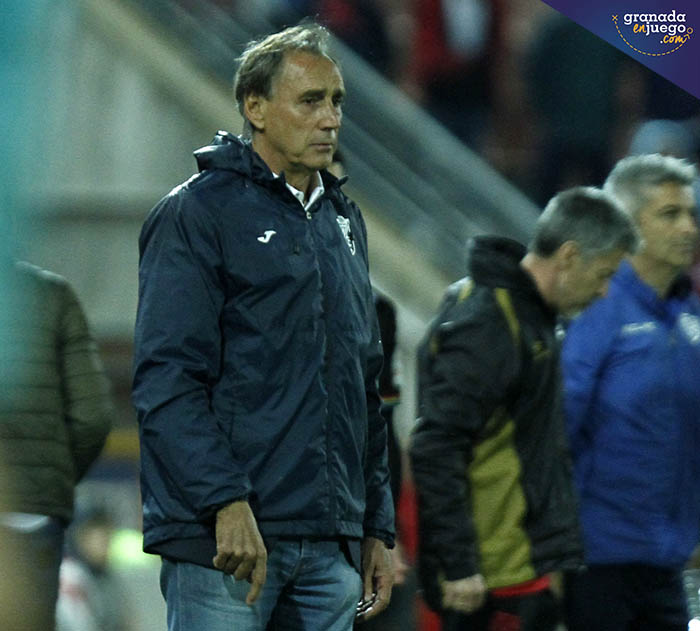 Miguel Ángel Portugal en el banquillo local (ANTONIO L. JUÁREZ)