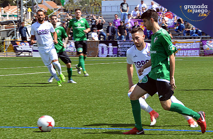 Una acción del último partido del CD Huétor Vega ante el Real Jaén (LÁZARO)