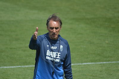 Portugal da instrucciones durante un entrenamiento 