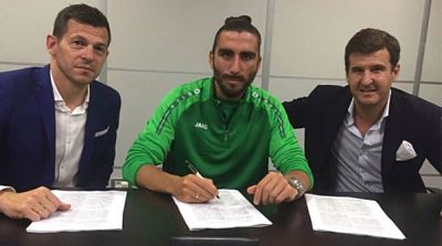 Chico Flores firmando su contrato con el Rubin Kazan 