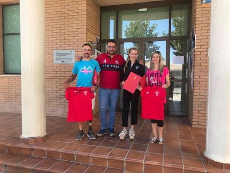 El Alcalde de Vegas del Genio, Leandro Martín con los deportistas vegueños