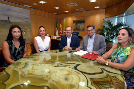 El Presidente de Diputación, José Entrena ha recibido a las Campeonas del Mundo de Kenpo.