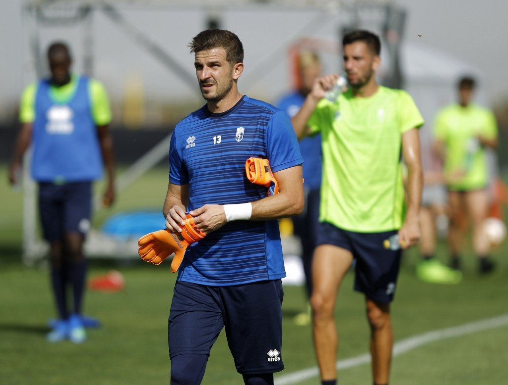 Javi Varas en un entrenamiento de la presente pretemporada (Foto: Granada CF)