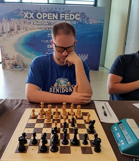 Javi Gámiz jugando al ajedrez