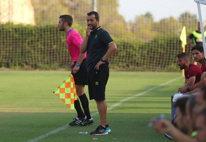 Diego Martínez da instrucciones a sus jugadores (GRANADA CF)