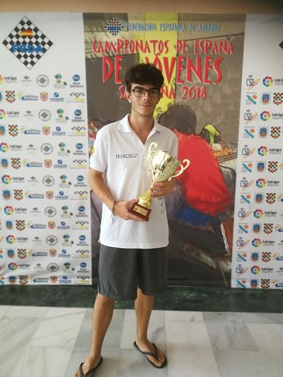 Francisco Orante posa cun trofeo de subcampeonato