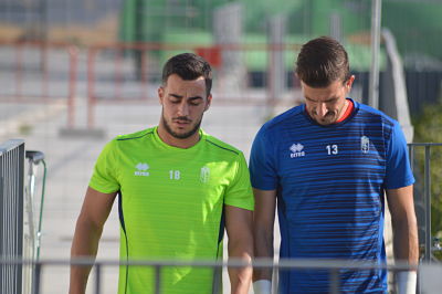 Varas y Joselu conversan al inicio del entrenamiento (GRJ) 