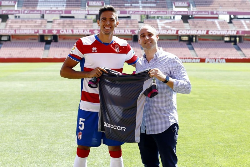 José Antonio Martínez y Javier González portando la camiseta del Granada. GRANADA CF