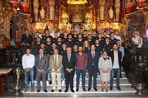 Foto de familia tras la ofrenda floral a la Virgen (JOSÉ VELASCO)