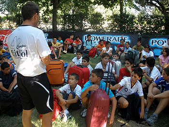 Un monitor saluda a los alumnos del IV Campus Ciudad de Granada Un monitor saluda a los alumnos del IV Campus Ciudad de Granada