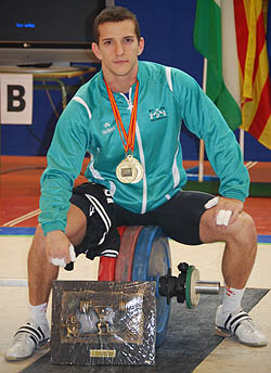 Isaac sentado sobre el record de 165 kilos Isaac sentado sobre el record de 165 kilos
