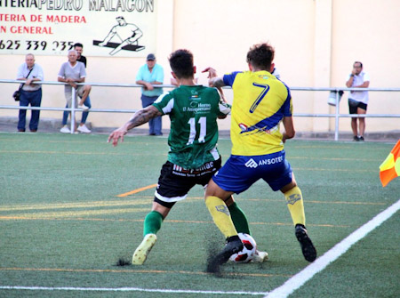 Agroisa Huétor Tájar y Antequera disputaron un intenso partido (@ANTEQUERACF)