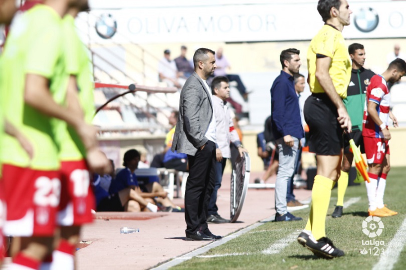 Diego Martínez da instrucciones a sus jugadores ante el Reus (LFP)