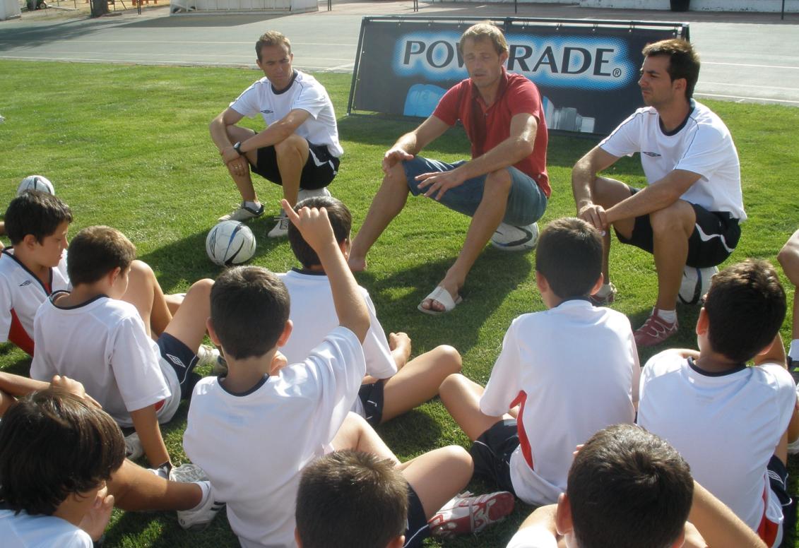 Arnau (centro) charla con los jóvenes asistentes al Campus Ciudad de Granada