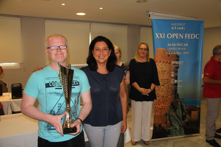 El ganador posa con el trofeo (AYTO. ALMUÑECAR)