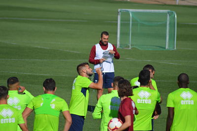 Diego Martínez repartiendo los equipos (GRJ) 