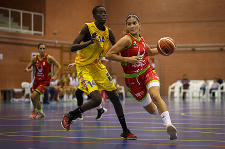Laura Arrojo penetra ante una jugadora del Spar Gran Canaria (FERMÍN RODRÍGUEZ)
