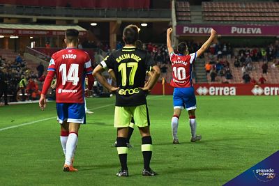 Puertas celebra el triunfo tras el pitido final (JOSÉ M. BALDOMERO)