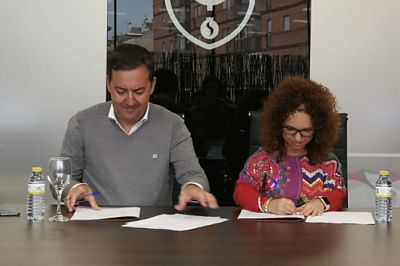 Firma del acuerdo entre ambas partes (GRANADA CF) 