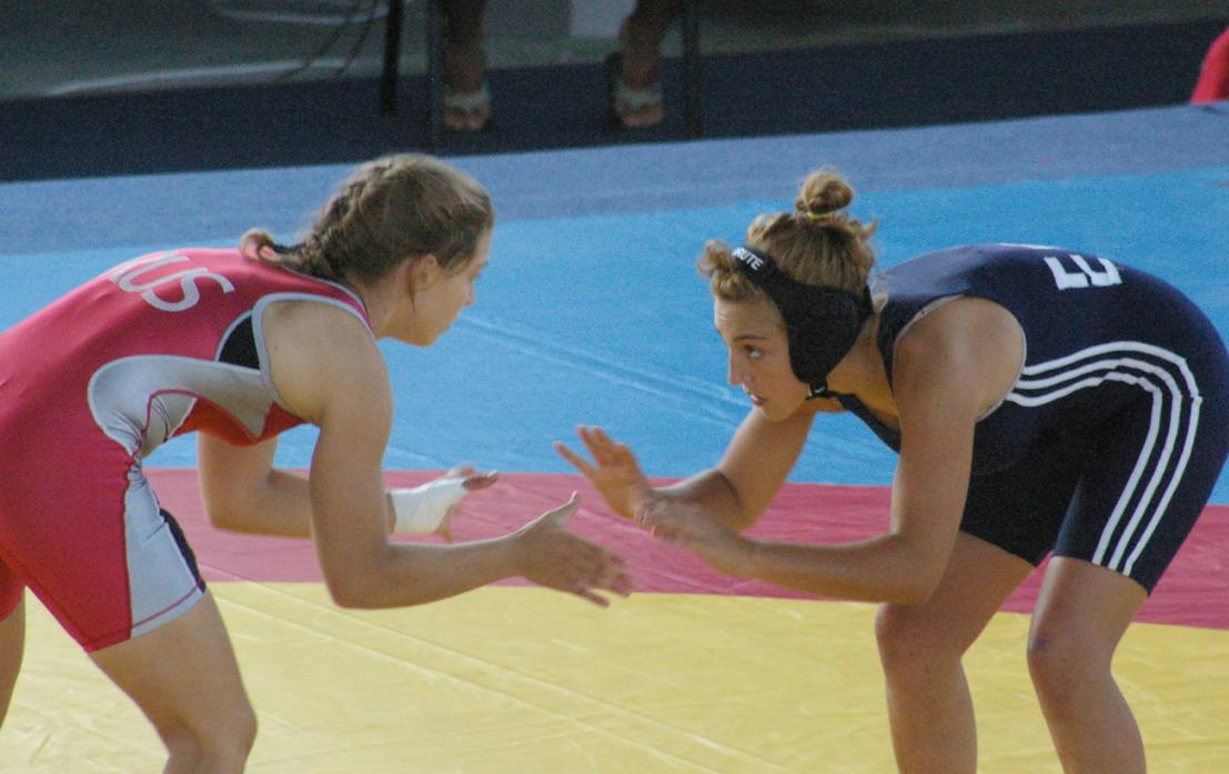 Sandra, de azul, contra la luchadora rusa
