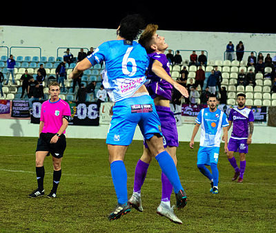 Ramiro salta con un jugador jienense (SEMANARIO MUCHO DEPORTE)
