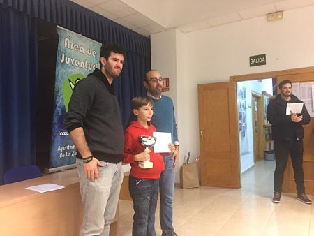 Ángel Serrano posa con su trofeo (JOSÉ LUÍS LORENTE LÓPEZ) 