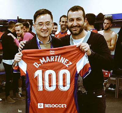 Diego Martinez junto a Jiang (GRANADA CF) 
