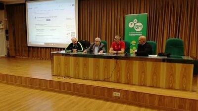 El Seleccionador Junior, Isidoro Martínez durante la charla (FABM)