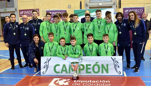 La selección infantil posó con el trofeo de campeones de Andalucía (GRJ)
