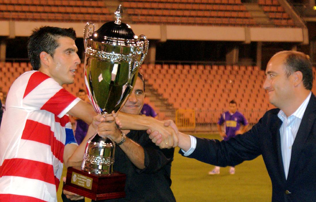 Manolo Lucena recoge el trofeo de campeón del triangular Miguel Prieto