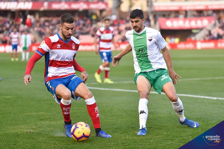Vadillo efectúa un control en Los Cármenes en un partido de la presente temporada (GRJ)