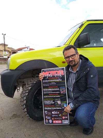 El teniente de alcalde de Vegas del Genil con el cartel del evento (AYTO. VEGAS DEL GENIL)