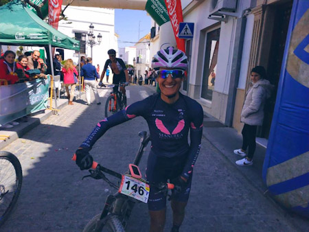 Estefanía Gámez tras entrar en meta (MANUELA FUNDACIÓN) 