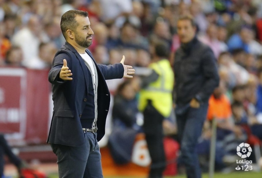 Diego Martínez da instrucciones a su equipo en el Estadio `Carlos Belmonte` (LFP)
