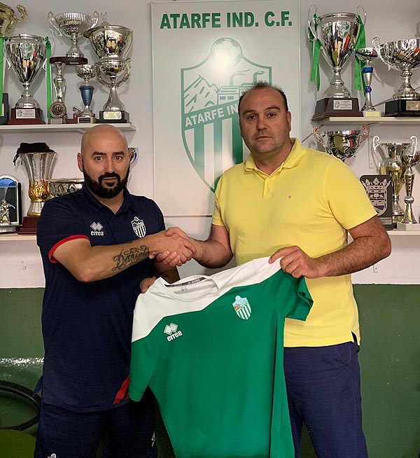 Andrés Prieto estrecha la mano de Manolo Rojas en la sede del club (GRJ)