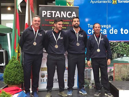 Miembros del club de petanca de Huétor Tájar posan con sus medallas (AYTO. HUÉTOR TÁJAR)