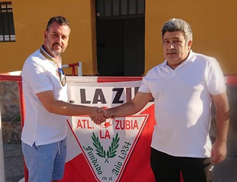 Óscar Sierra junto a Gustavo Morales, presidente del At. Zubia 